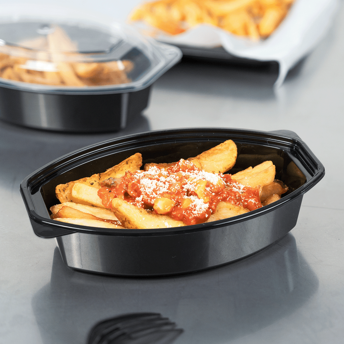 Karat 16 oz PP Microwaveable Oval Food Container with Clear Lid, Black — 150 sets