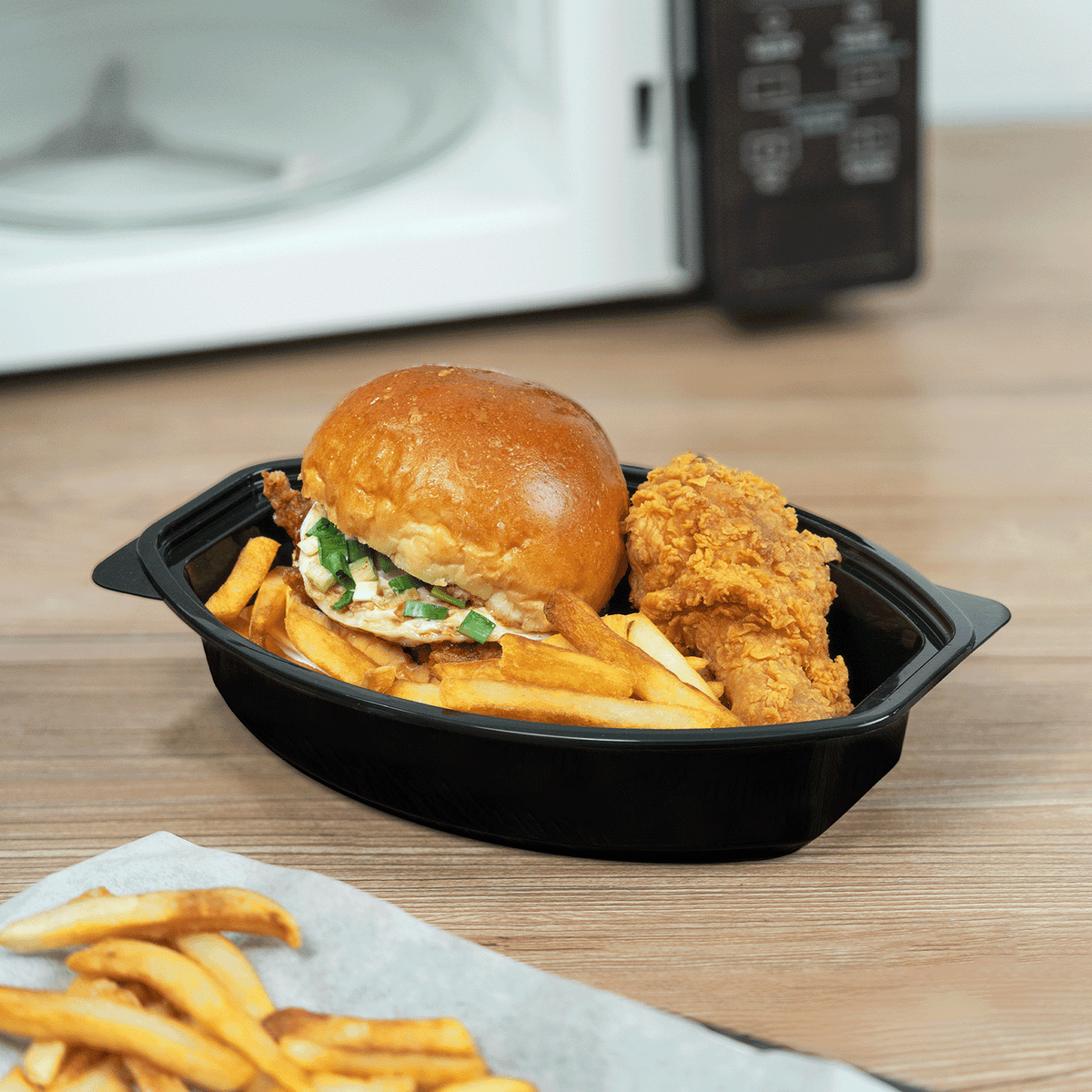 Karat 32 oz PP Microwaveable Oval Food Container with Clear Lid, Black — 150 sets