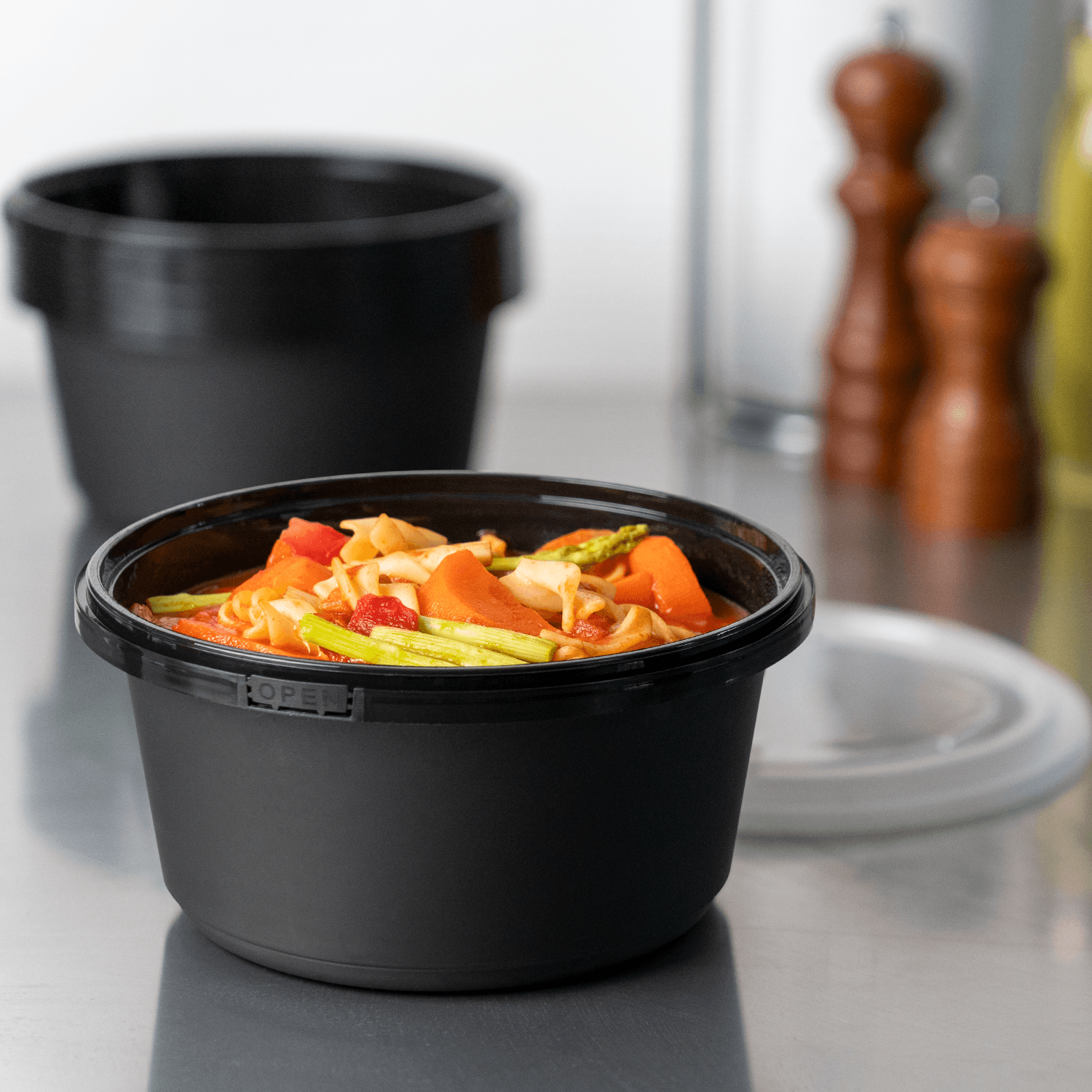 Karat 44 oz PP Tamper Resistant Injection Molded Microwaveable Black Food Container w/Clear lid — 150 sets