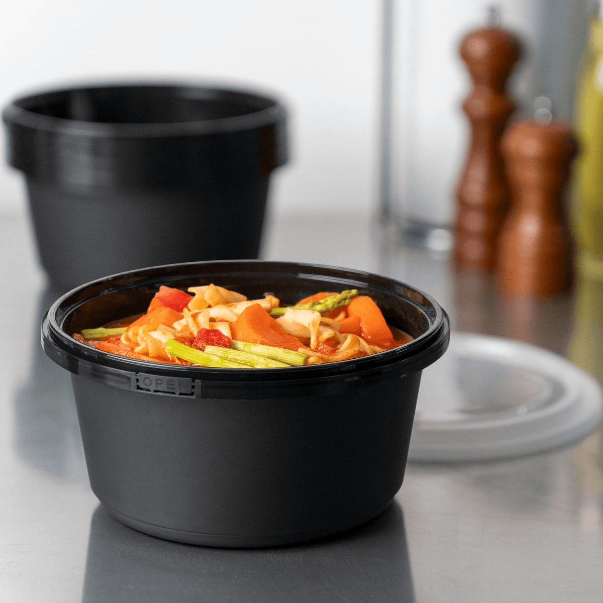 Karat 44 oz PP Tamper Resistant Injection Molded Microwaveable Black Food Container w/Clear lid — 150 sets