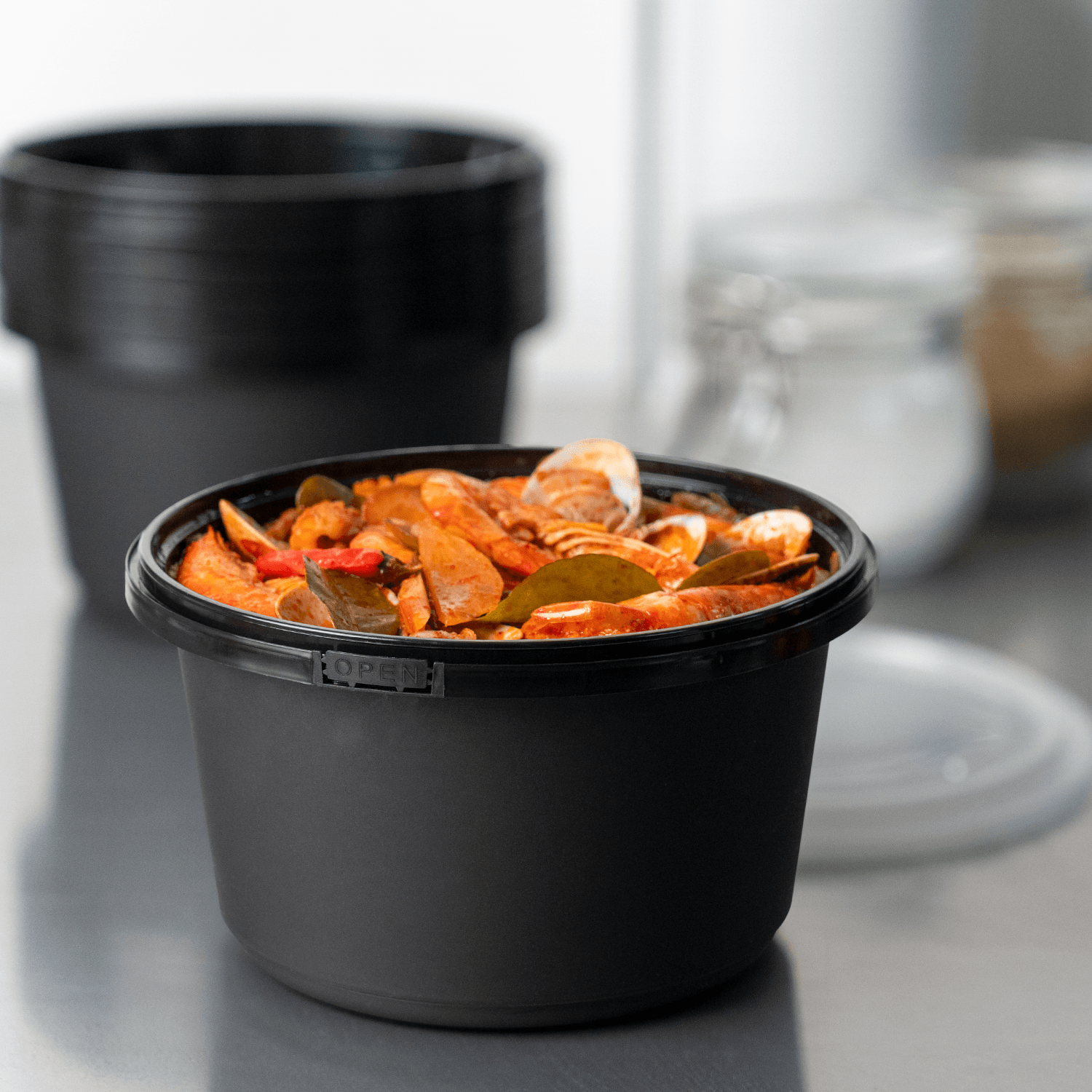 Karat 52 oz PP Tamper Resistant Injection Molded Microwaveable Black Food Container w/Clear lid — 150 sets