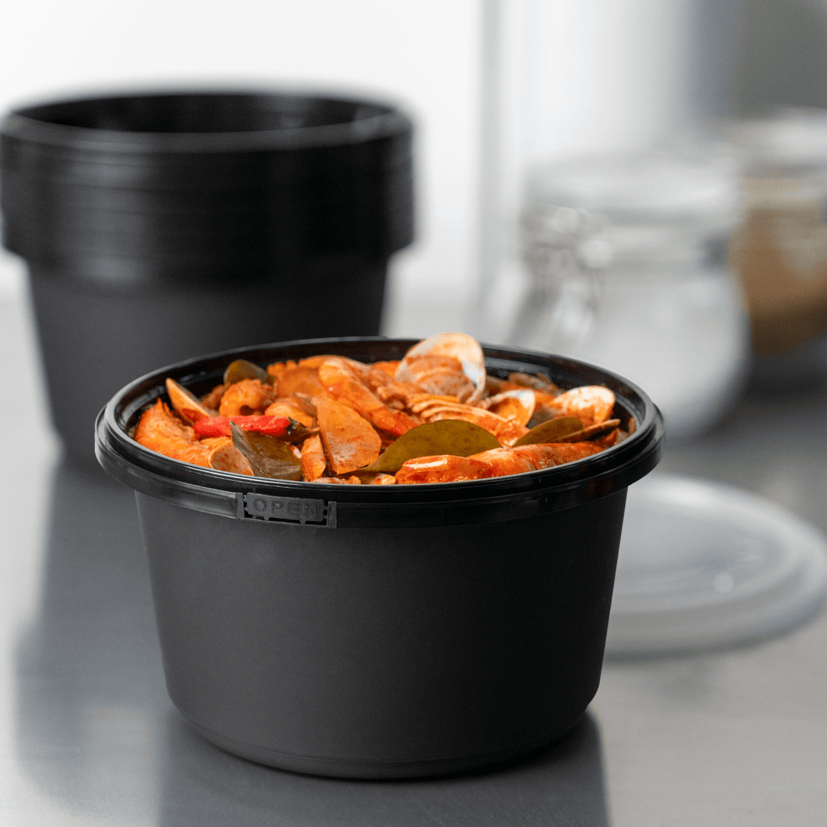 Karat 52 oz PP Tamper Resistant Injection Molded Microwaveable Black Food Container w/Clear lid — 150 sets