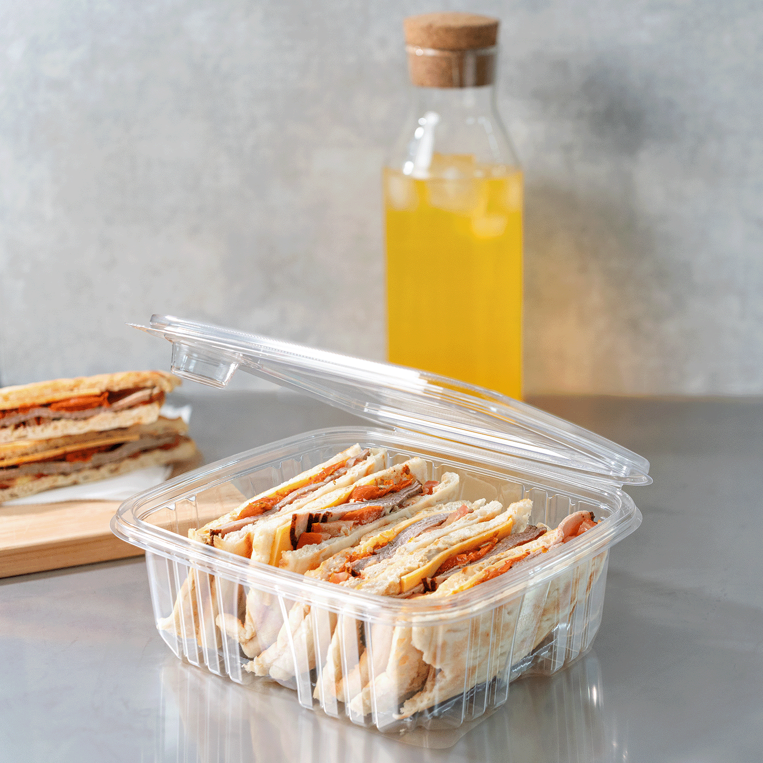 Karat 64 oz PET Tamper Resistant Hinged Deli Containers w/Flat Lid — 150 sets