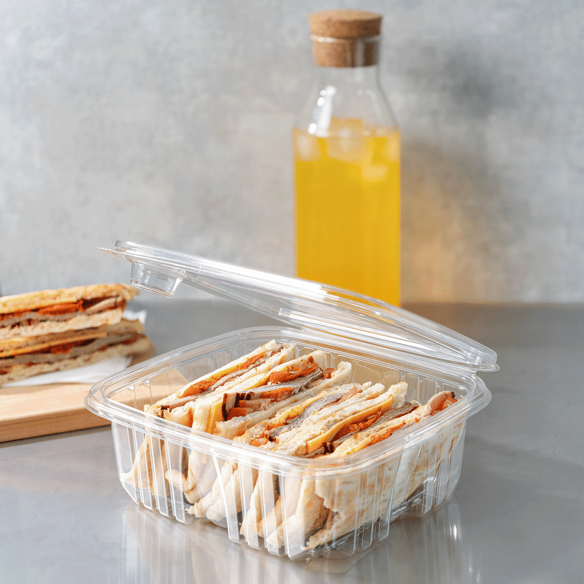 Karat 64 oz PET Tamper Resistant Hinged Deli Containers w/Flat Lid — 150 sets
